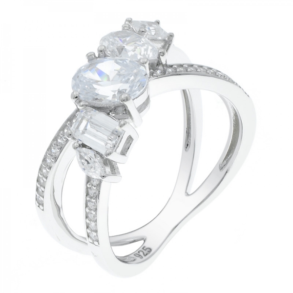 кольцо из серебра 925 пробы с прозрачными камнями 