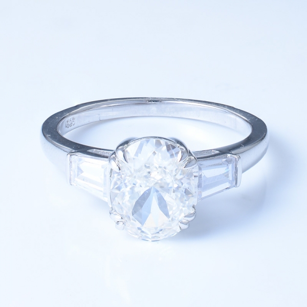 Необычное кольцо из серебра 925 пробы с тремя камнями 