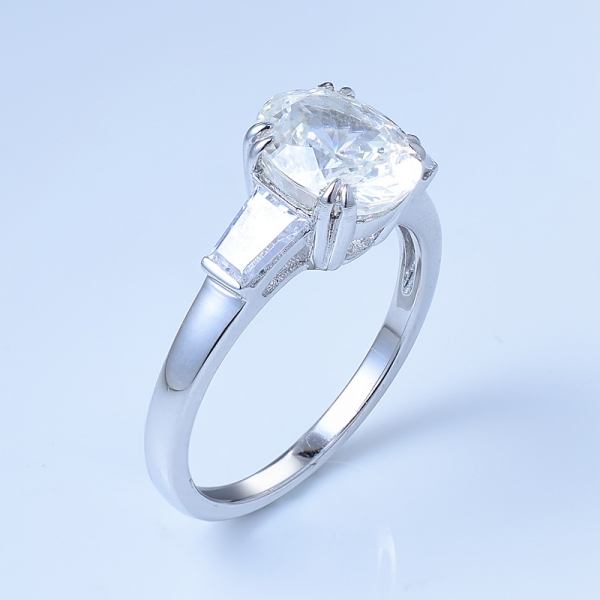 Необычное кольцо из серебра 925 пробы с тремя камнями 