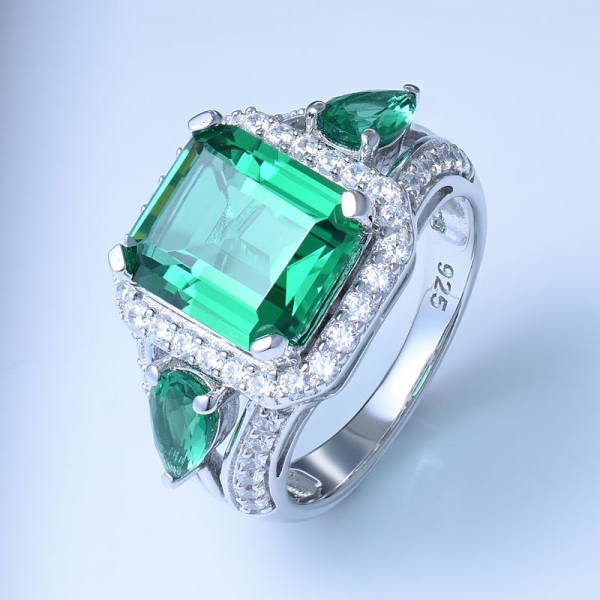 Красивое кольцо из серебра 925 пробы с зеленым нано 