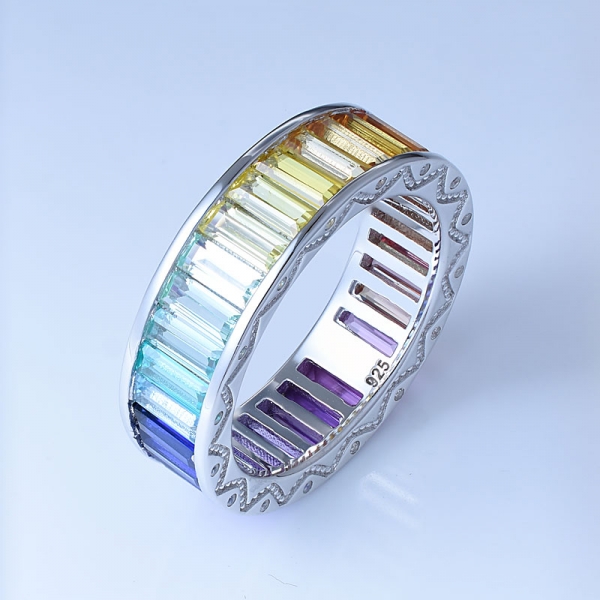 многоцветный корундовый родий, вырезанный из багета, над старинными радужными кольцами из стерлингового серебра 