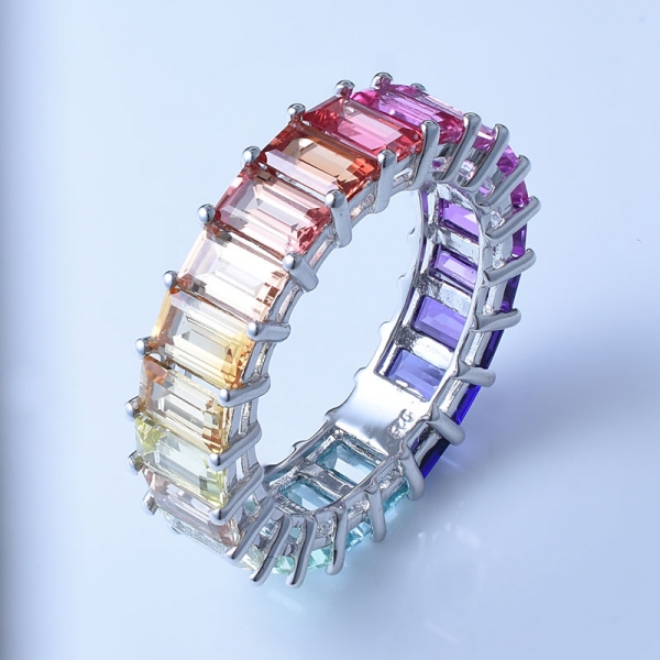 сапфировое многоцветное изумрудное огранение родия поверх серебряного кольца с радугой 