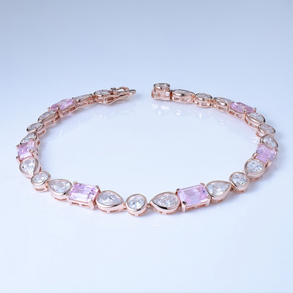 Изумрудный розовый бриллиант имитирует 18-каратное розовое золото поверх браслетов-манжет 
