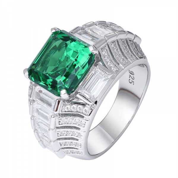 Ашер создал зеленый изумрудный родий поверх обручального кольца из стерлингового серебра 