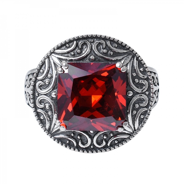 Рубин квадратной огранки, созданный черным мастером поверх модного кольца из стерлингового серебра 