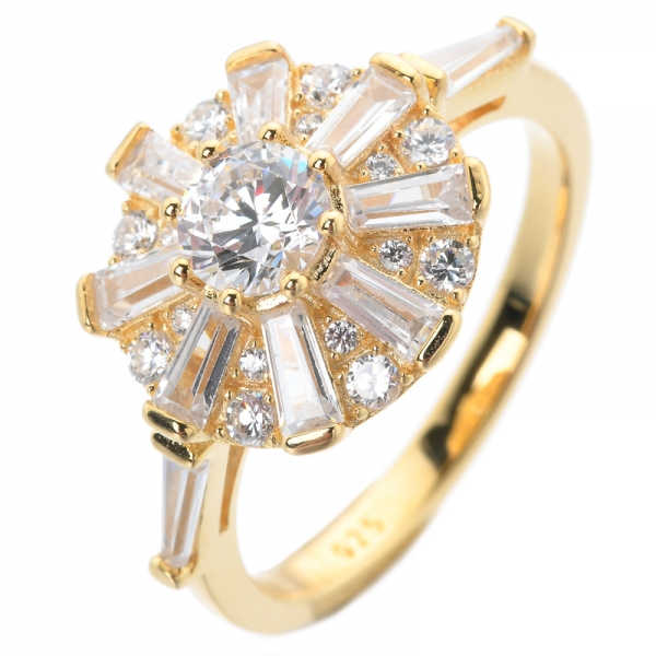 Модное кольцо из желтого золота 18 карат с круглым бриллиантом и трапециевидной огранкой 