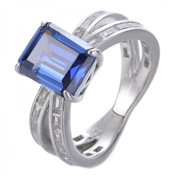 Обручальное кольцо с бриллиантом из белого золота 8*10 мм с изумрудной огранкой и голубым танзанитом в декабре
 