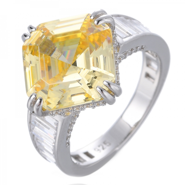 Помолвочное кольцо из белого золота с сертифицированным желтым бриллиантом огранки Ашер
 