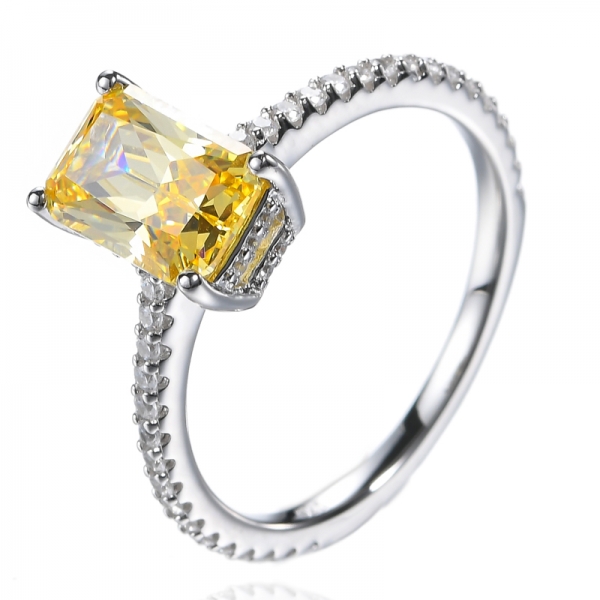 Помолвочное кольцо с белым и желтым бриллиантом изумрудной огранки
 