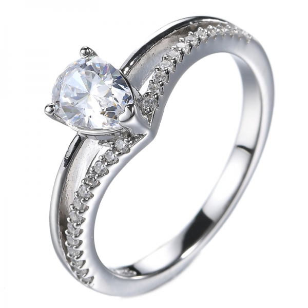 Обручальное кольцо из стерлингового серебра с родиевым покрытием и кубическим цирконием огранки «груша»
 