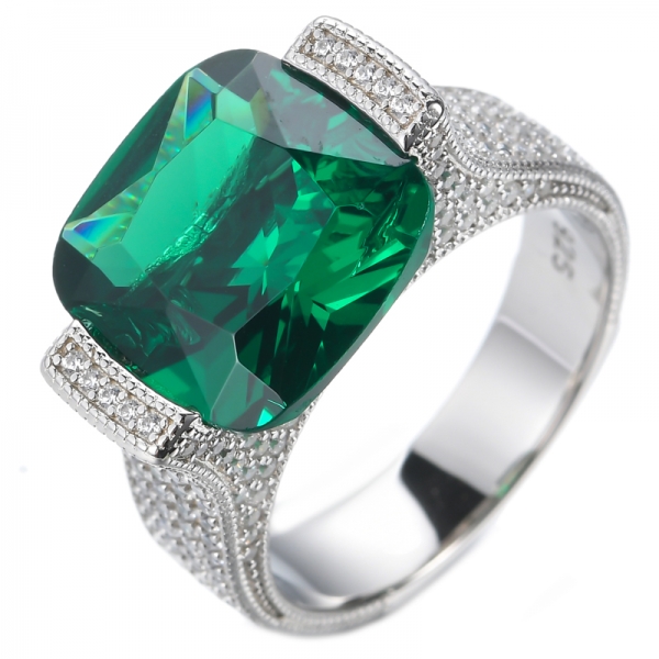 Серебряное кольцо с родиевым покрытием и изумрудно-зеленым центром
 