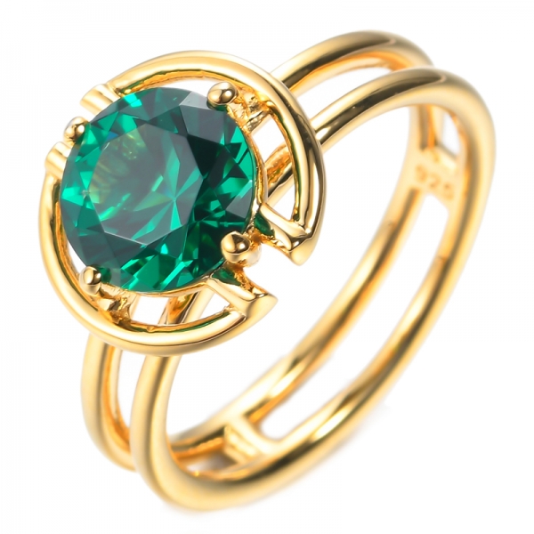 Круглое кольцо изумрудно-зеленого цвета с покрытием из желтого золота поверх кольца из стерлингового серебра
 