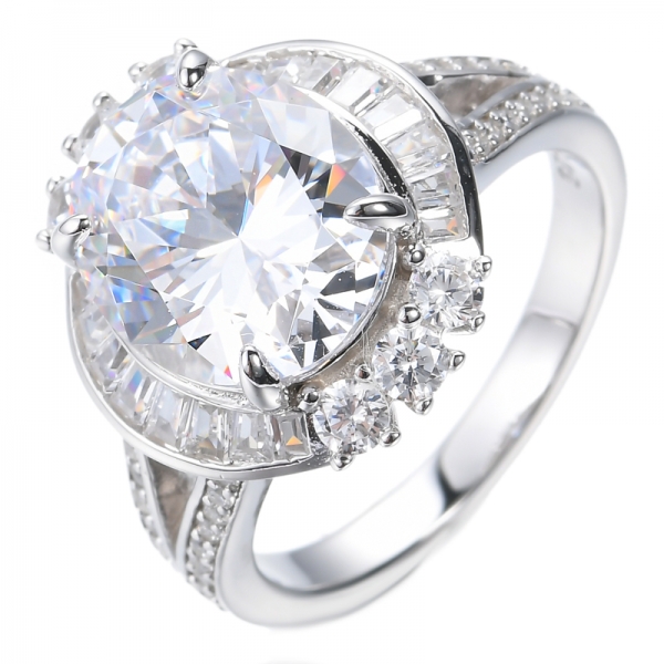 Серебряное кольцо с овальным изумрудом и белым багетом с родиевым покрытием
 