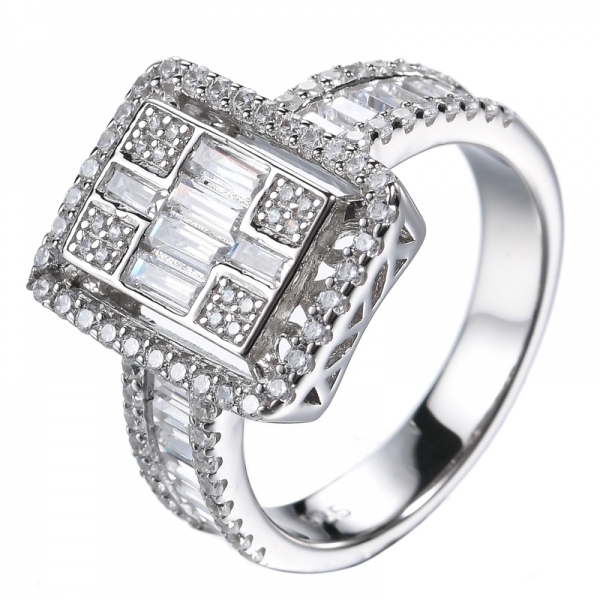 Помолвочное обручальное кольцо с бриллиантами круглой огранки и багетом
 