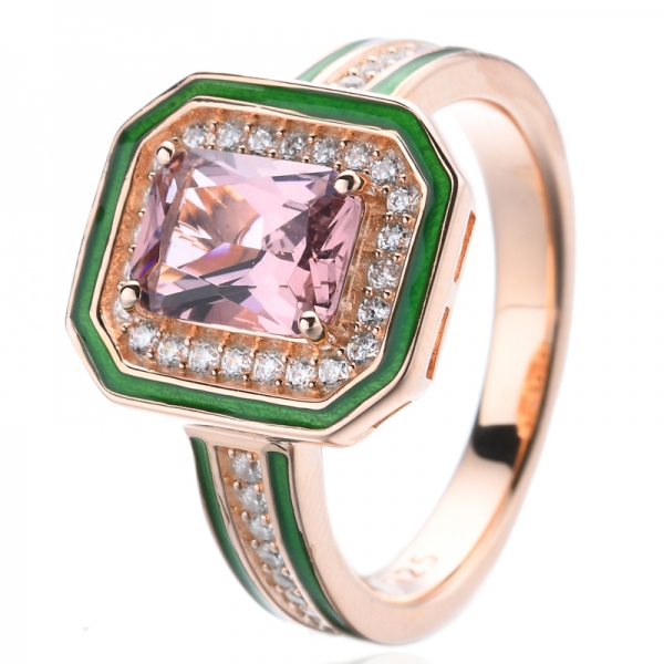 Серебряное кольцо с зеленой эмалью, созданным в лаборатории, с морганитом в центре, с покрытием из розового золота
 