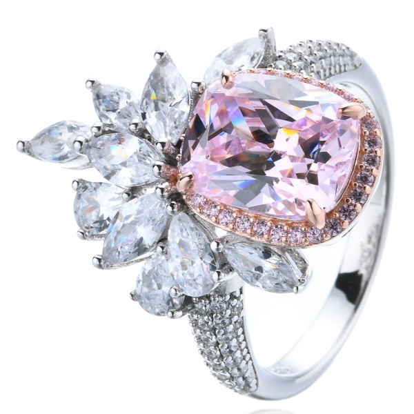 Серебряное кольцо с бриллиантовым розовым кубическим цирконием в центре двухцветного покрытия
 