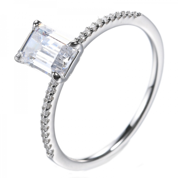 Серебряное обручальное кольцо с имитацией бриллианта изумрудной огранки
 