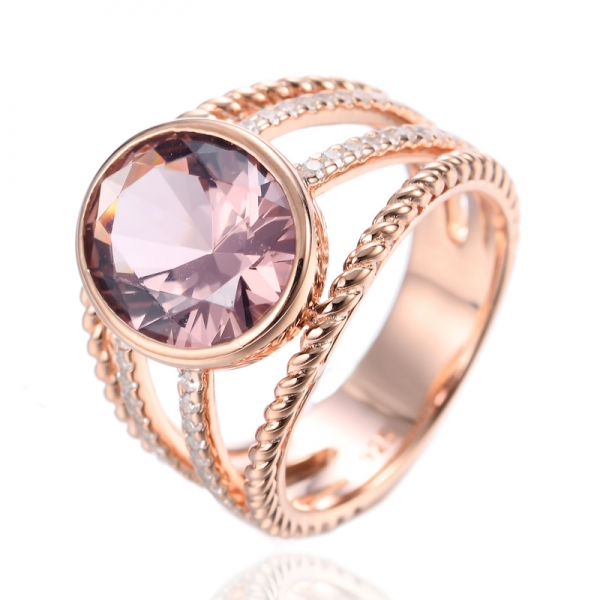 Серебряное кольцо с овальным бриллиантом 925 и розовым кубическим цирконием в центре двухцветного покрытия
 