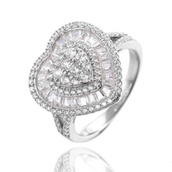 Серебряное кольцо с родием в форме сердца 925 пробы с белым багутом и круглым кубическим цирконием
 