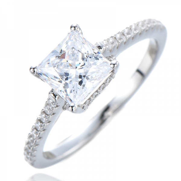 Помолвочное кольцо с пасьянсом огранки «принцесса» из циркония белого цвета класса ААА
 