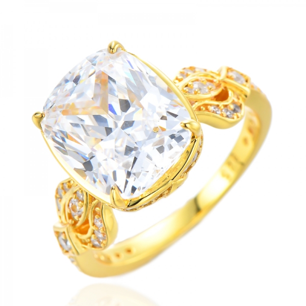 Белое кольцо Cushion с кубическим цирконием 18-каратного желтого золота поверх стерлингового серебра 8 карат
 