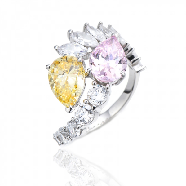Желтый бриллиант в форме груши и розовый бриллиант с серебряным кольцом с белым кубическим цирконом и родием 