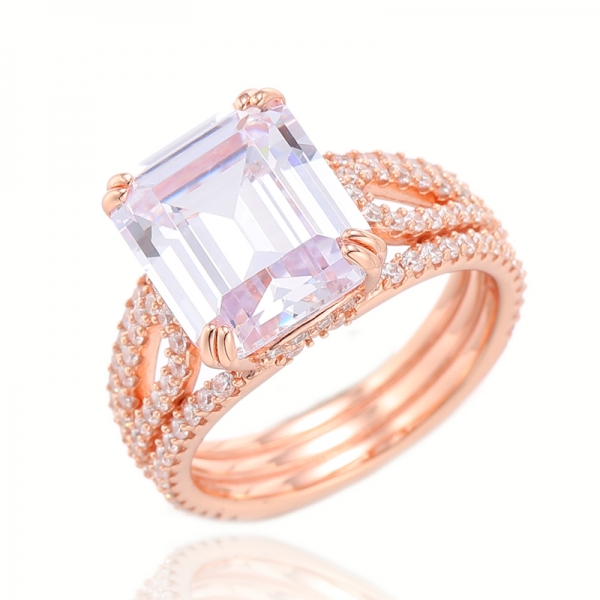 Серебряное кольцо изумрудной огранки и круглого белого кубического циркона с покрытием из розового золота 