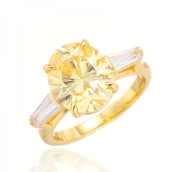 Серебряное кольцо с желтым бриллиантом овальной формы и коническим белым кубическим цирконом с позолотой 