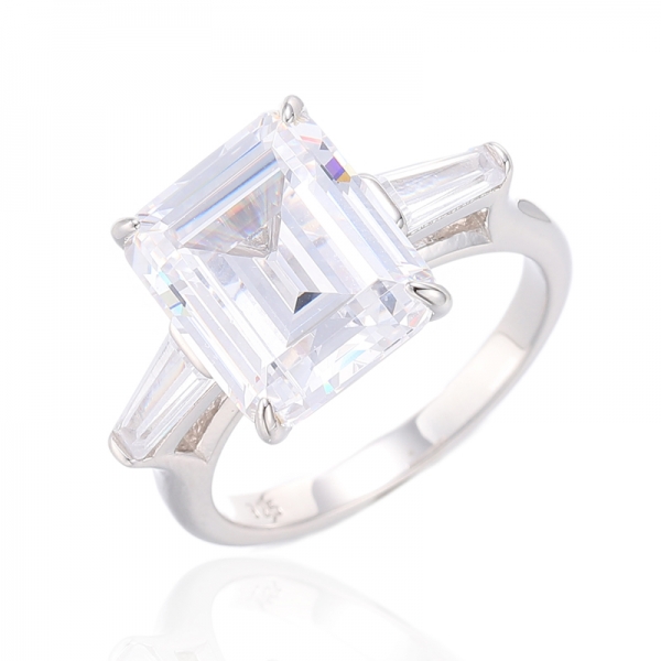 Серебряное кольцо с розовым бриллиантом изумрудной огранки и коническим белым кубическим цирконом с покрытием из розового золота 
