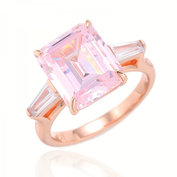 Серебряное кольцо с розовым бриллиантом изумрудной огранки и коническим белым кубическим цирконом с покрытием из розового золота 