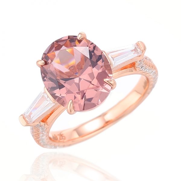 Серебряное кольцо с морганитом нано и коническим белым кубическим цирконом овальной формы с покрытием из розового золота 