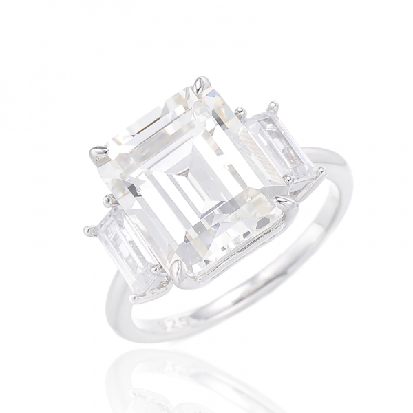 Серебряное кольцо с изумрудным бриллиантом G и багетом из белого кубического циркона с родиевым покрытием 