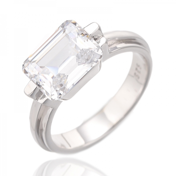 Серебряное кольцо с родиевым покрытием и серым кубическим цирконом изумрудной огранки 