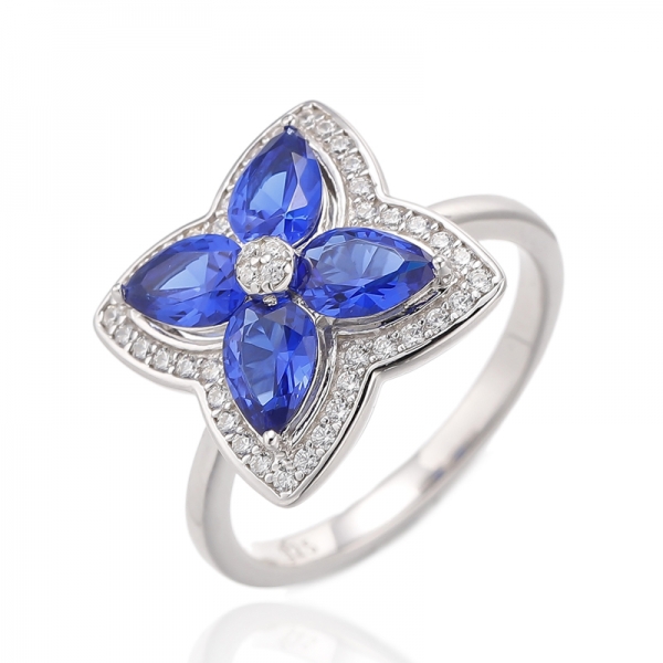 Серебряное кольцо с грушевидным морганитом и круглым белым кубическим цирконом, покрытое розовым золотом 