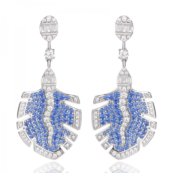 Серьги из серебра с родиевым покрытием, круглой формы, с зеленым нанокристаллом и коническим белым кубическим цирконием 